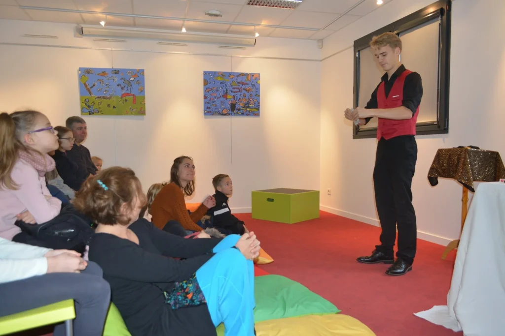 eligius durant un spectacle dans une salle avec des familles