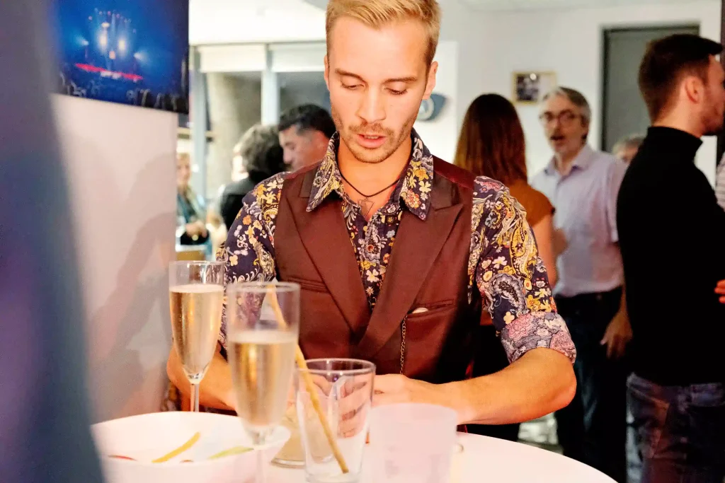 eligius qui écrit sur une table durant une prestation d'entreprise
