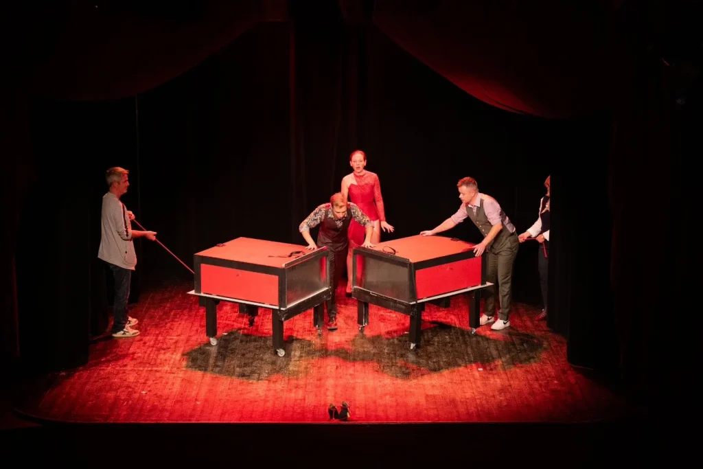 eligius en spectacle sur scène avec une personne dans une boite couper en deux