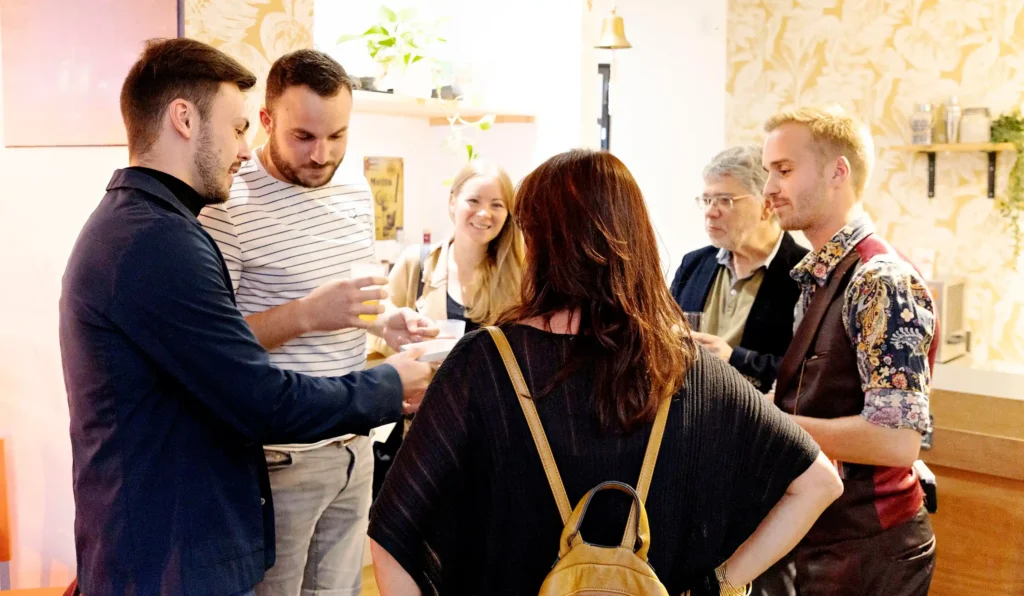 Eligius durant un prestation de close up pour une entreprise face à face avec les invités