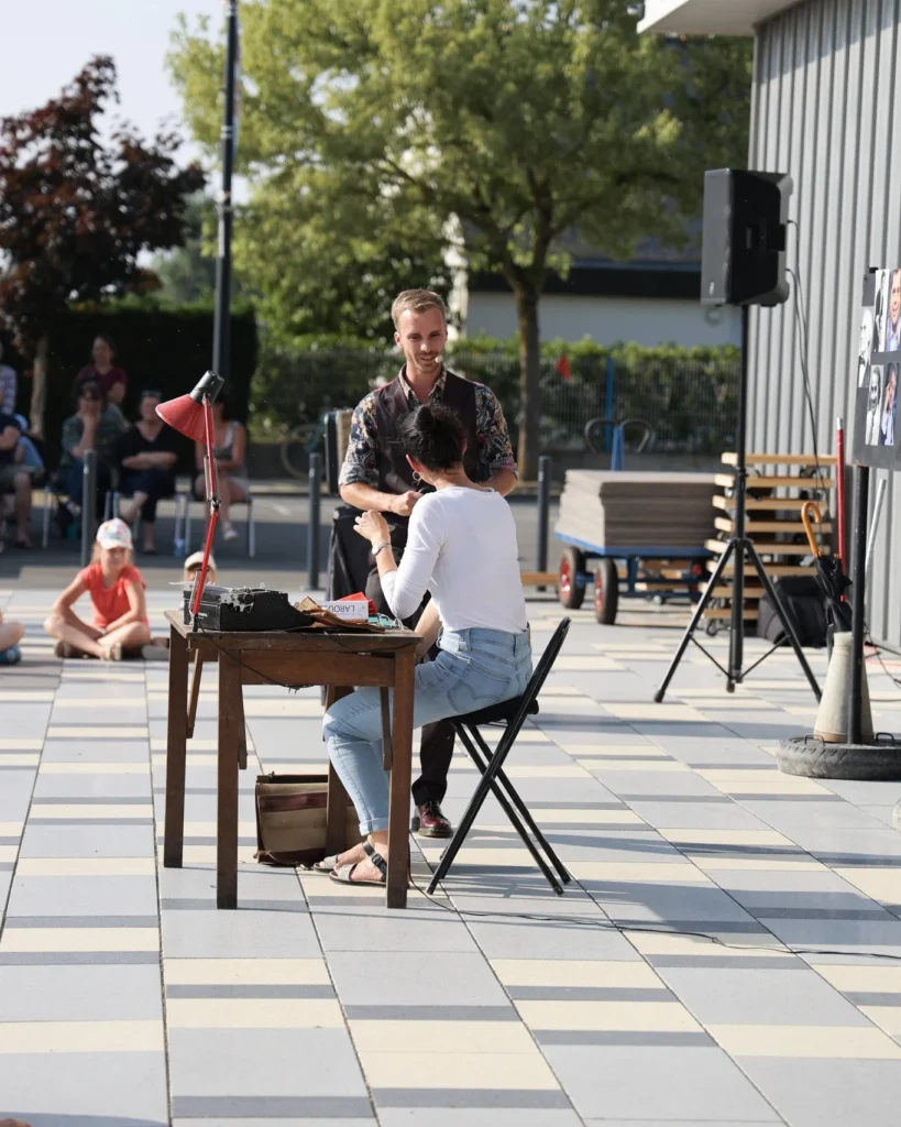 eligius durant un spectacle de rue avec une femme du public