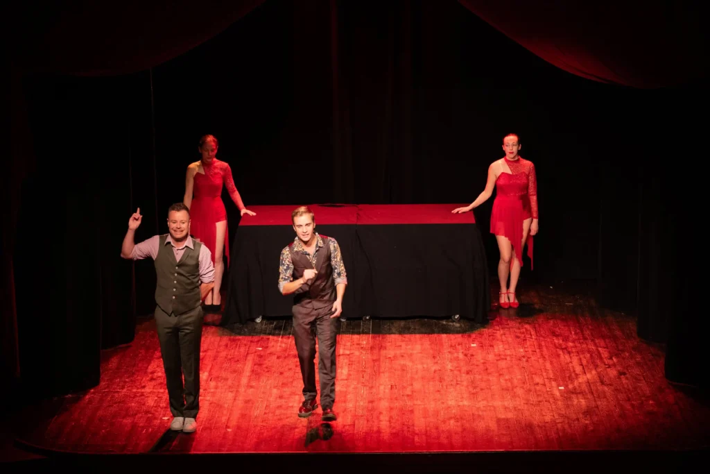 eligius sur scène couleur rouge, durant un spectacle de magie